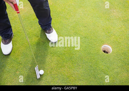 Geringer Teil der Mann spielt golf Stockfoto