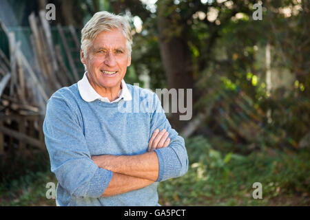 Porträt von zuversichtlich Gärtner mit Armen kreuzten sich im Garten Stockfoto