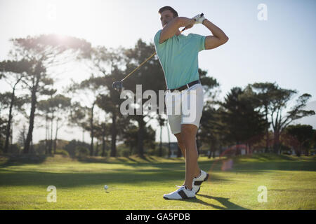 Volle Länge des schönen Golfer Mann erschossen Stockfoto