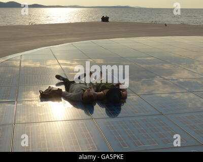 Sonnenanbeter in Zadar, Kroatien Adria Sonnenstrahlen Meer Stockfoto