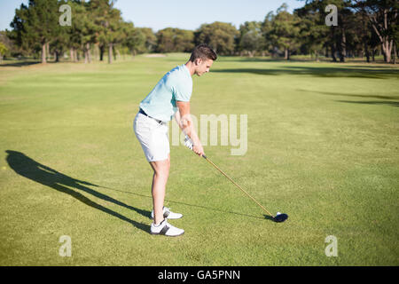 Voller Länge Seitenansicht des Jünglings Golf spielen Stockfoto