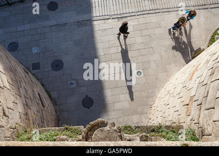 Lugo, Spanien: Blick über Puerta de San Pedro in die römische Mauern von Lugo. Stockfoto