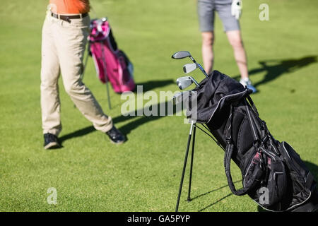 Geringen Teil der paar Golf spielen Stockfoto