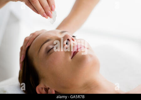 Bild der Masseur Massage verleiht Frau zugeschnitten Stockfoto