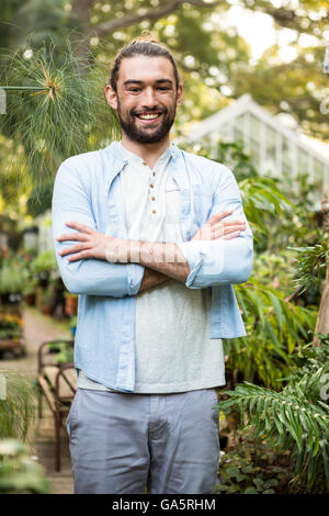 Porträt von zuversichtlich Owner bei Gemeinschaftsgarten Stockfoto