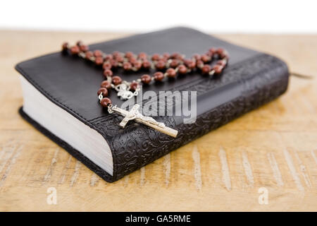 Nahaufnahme von Bibel und Rosenkranz Perlen Stockfoto