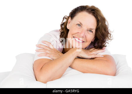 Porträt der selbstbewusste Frau auf Bett liegend Stockfoto