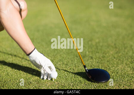 Beschnitten, Golfer Menschenbild Platzierung Golfball auf tee Stockfoto