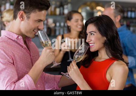 Paar beim Glas Champagner Stockfoto