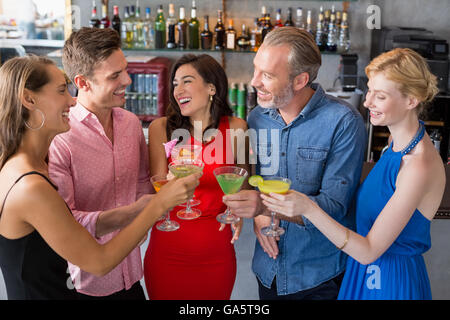 Gruppe von Freunden Toasten Gläser cocktail Stockfoto