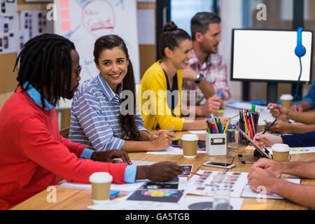 Kolleginnen und Kollegen diskutieren im Tagungsraum Stockfoto