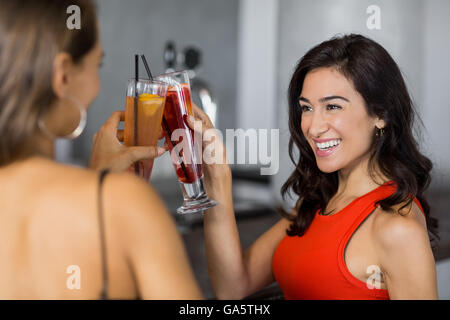 Zwei schöne Frauen, cocktail Stockfoto