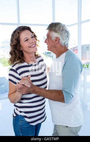 Glückliche Paare tanzen im café Stockfoto