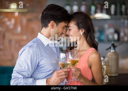 Romantische junges Paar Toasten Weingläser Stockfoto