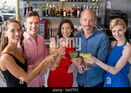 Gruppe von Freunden Toasten Gläser cocktail Stockfoto