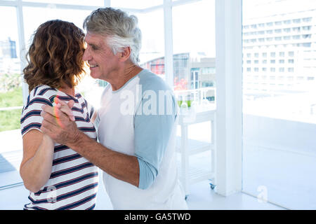 Paare tanzen im café Stockfoto