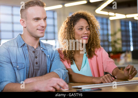 Junge Geschäftsleute, die am Computer-monitor Stockfoto
