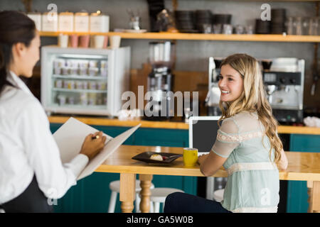 Frau Kellnerin Kaffee bestellen Stockfoto