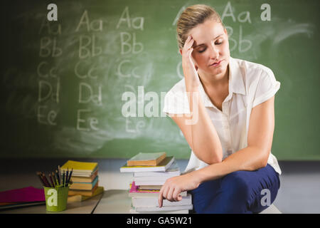 Gespannten Lehrerin im Klassenzimmer sitzen Stockfoto
