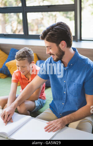 Lehrer, die Unterstützung der blinde Studentin in Bibliothek Stockfoto