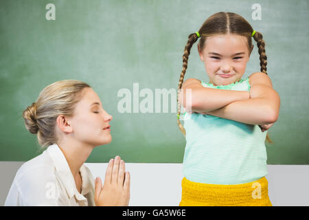 Entschuldigenden Mädchen Lehrerin im Klassenzimmer Stockfoto