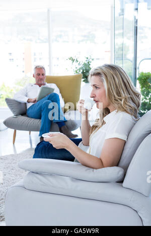 Frau mit Kaffee zu Hause Stockfoto