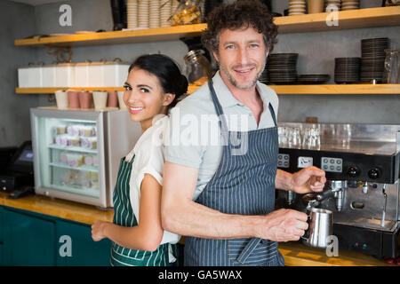 Kellner und Kellnerin im Café Stockfoto