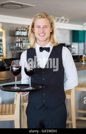 Porträt der Kellner mit Tablett mit Gläsern Rotwein Stockfoto
