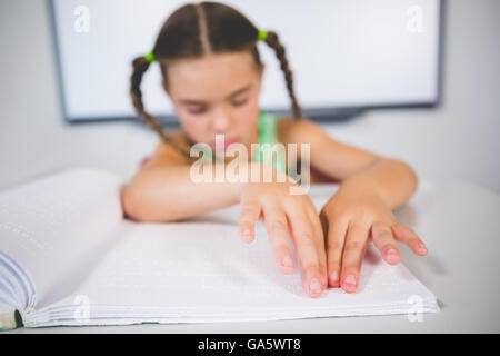 Schülerin ein Braille-Buch im Klassenzimmer Stockfoto