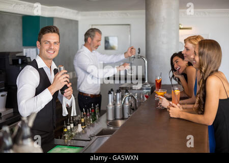 Schöne Frauen, die während der Kellner Vorbereitung mit cocktail-Shaker cocktail cocktail Stockfoto