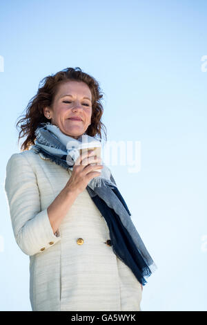 Frau halten Kaffee Glas Stockfoto