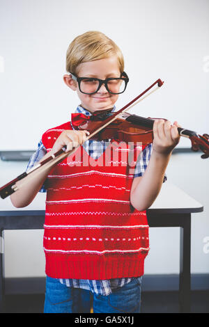 Porträt von Schulkind vorgibt, Musiklehrer Stockfoto