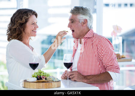 Frau, Fütterung Lebensmittel auf den Menschen Stockfoto