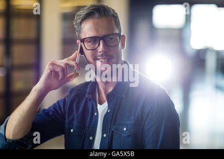 Mann am Handy sprechen Stockfoto