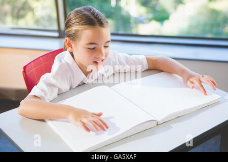 Schulkind Buch Braille im Klassenzimmer Stockfoto