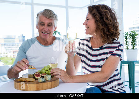Gerne älteres paar sitzen im restaurant Stockfoto