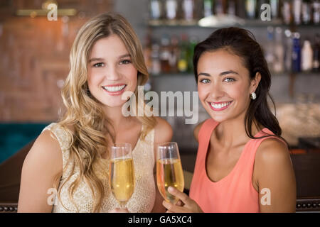 Porträt von zwei Frauen mit einem Glas Champagner Stockfoto