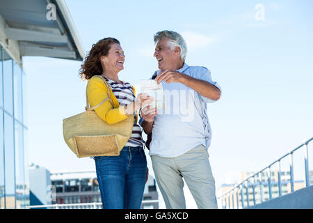 Glückliches Paar Holding Karte Stockfoto