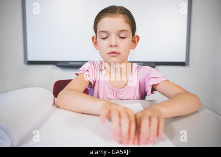 Schülerin ein Braille-Buch im Klassenzimmer Stockfoto