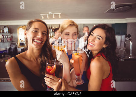 Glücklich Freundinnen mit Glas cocktail Stockfoto