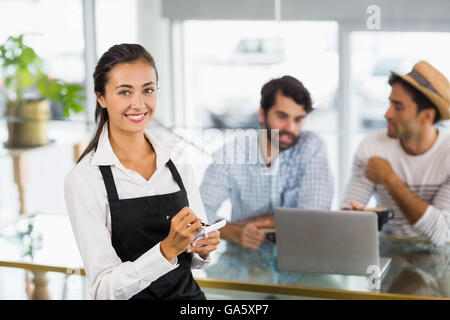 Porträt der Kellnerin im Café Auftragsannahme Stockfoto