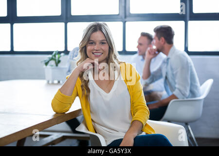 Schöne kreative Geschäftsfrau von Tabelle Stockfoto