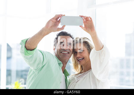 Paar nehmen Selfie auf smartphone Stockfoto