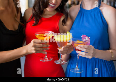 Glücklich Freundinnen mit Glas cocktail Stockfoto