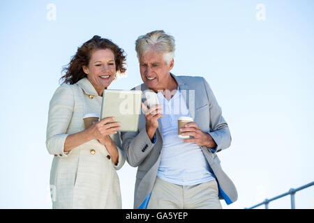 Paar mit digitalen Tablet Stockfoto