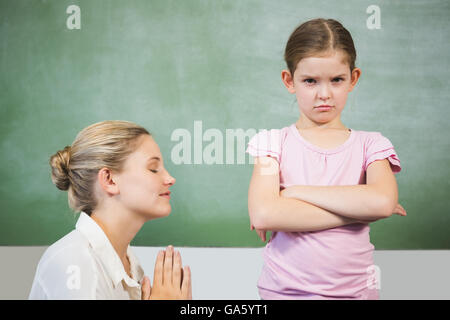 Entschuldigenden Mädchen Lehrerin im Klassenzimmer Stockfoto
