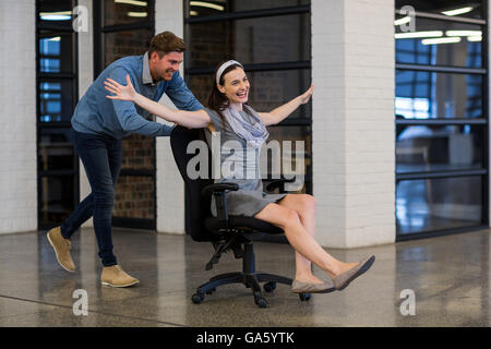 Spielerische Kollegen in Kreativbüro Stockfoto