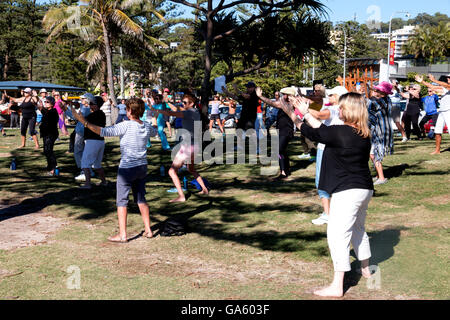 Menschen praktizieren Tai Chi auf das Vorland von Burleigh Heads in Australien Stockfoto