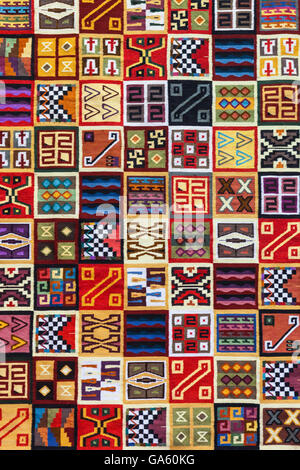 Handgewebte Wolle Panel hängen auf dem Display in Cusco, Peru Stockfoto