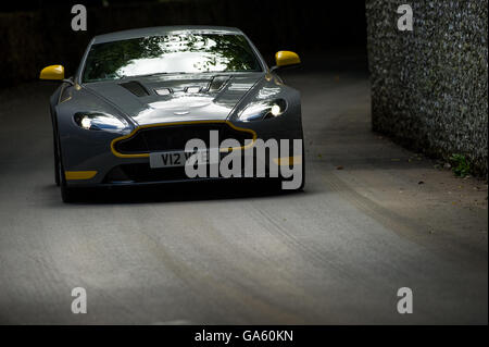 Ein Aston Martin V12 Vantage S fährt vorbei der Feuerstein-Wand auf dem Goodwood Festival of Speed 2016 Stockfoto